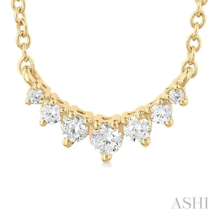 1/8 Ctw Graduated Diamond Smile Necklace in 14K Yellow Gold